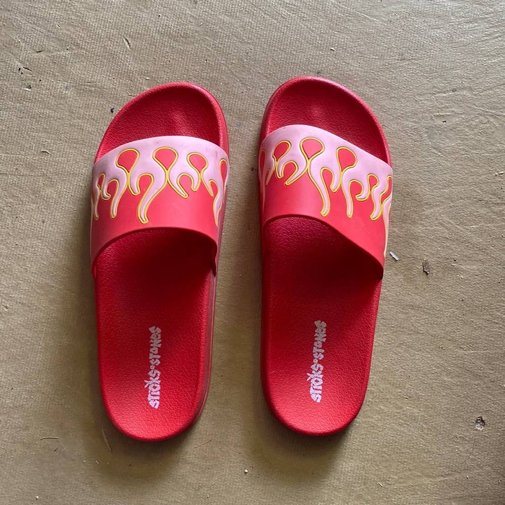 Limited edition Sticks & Stones dope af Flamin’ slides. Rubber. Red/pink.